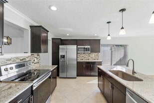Building Photo - 7320 NW 45th Ct