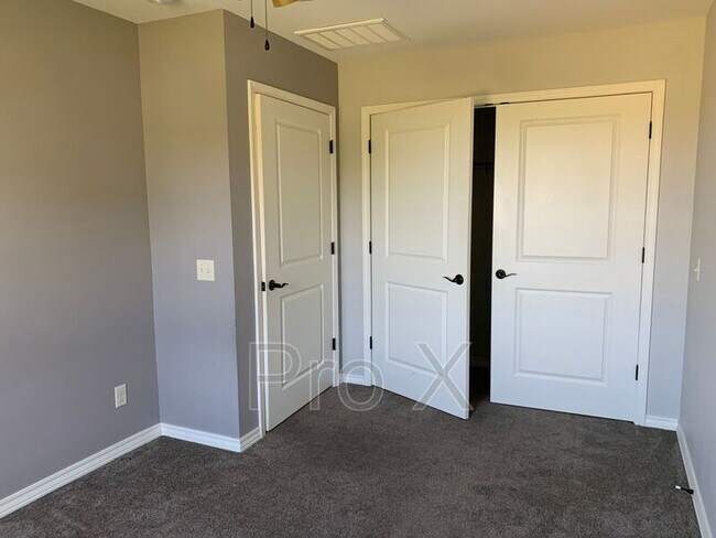 Building Photo - 611 Easton Dr