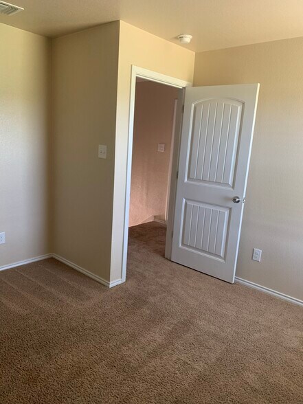 Building Photo - 935 Brookview Dr