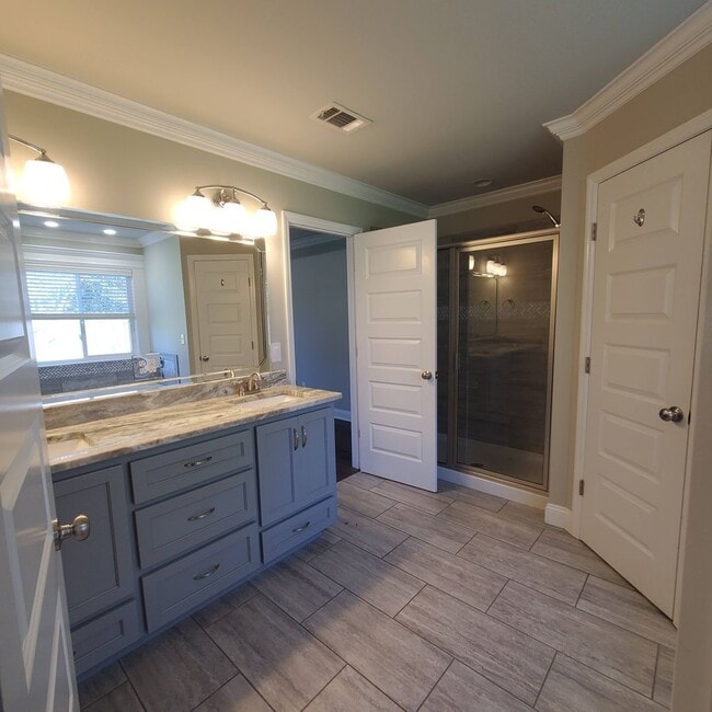 Building Photo - Spacious 4-Bedroom Home with Modern Featur...