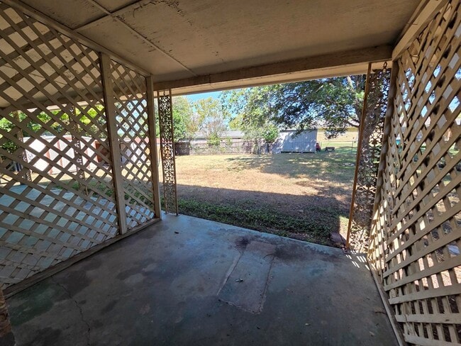 Building Photo - 704 Arrow Ln