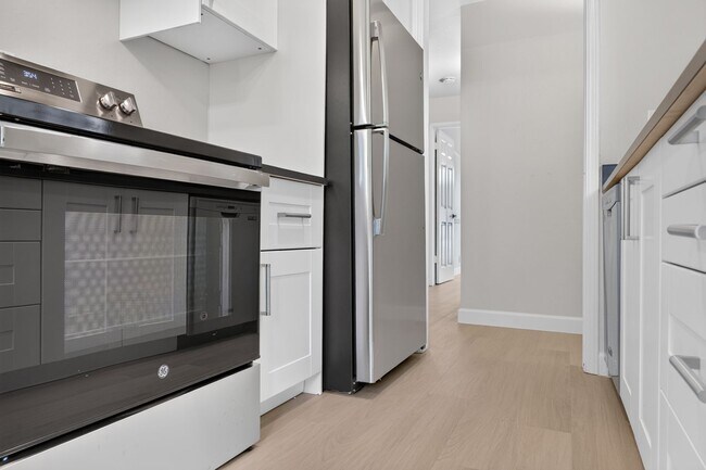 Building Photo - Beautifully Updated 2BR Condo with New Appliances & Community Pool