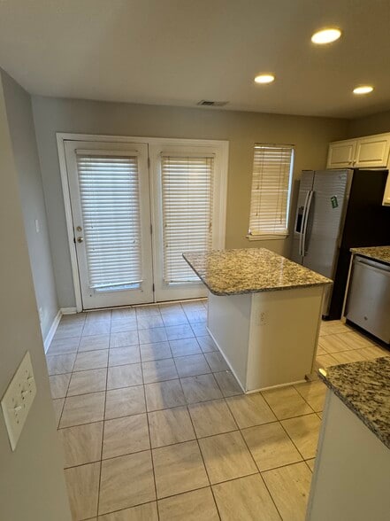 Building Photo - 3335 Kensington Pl