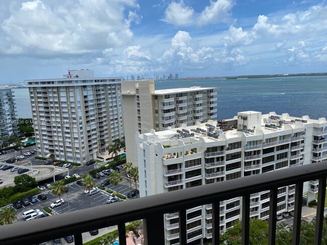 Building Photo - 1450 Brickell Bay Dr