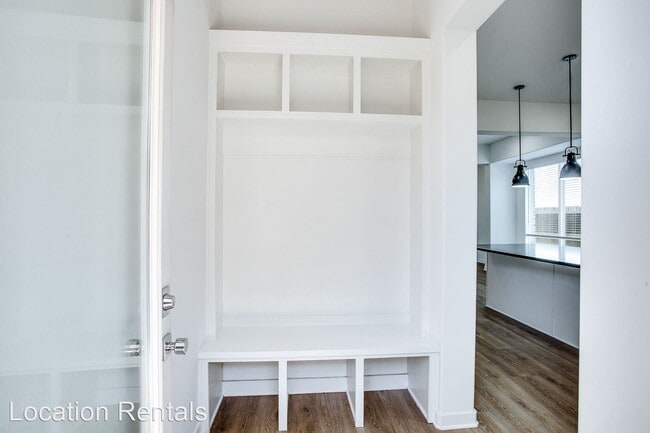 Building Photo - 3 br, 2.5 bath House - 11518 Savannah Avenue