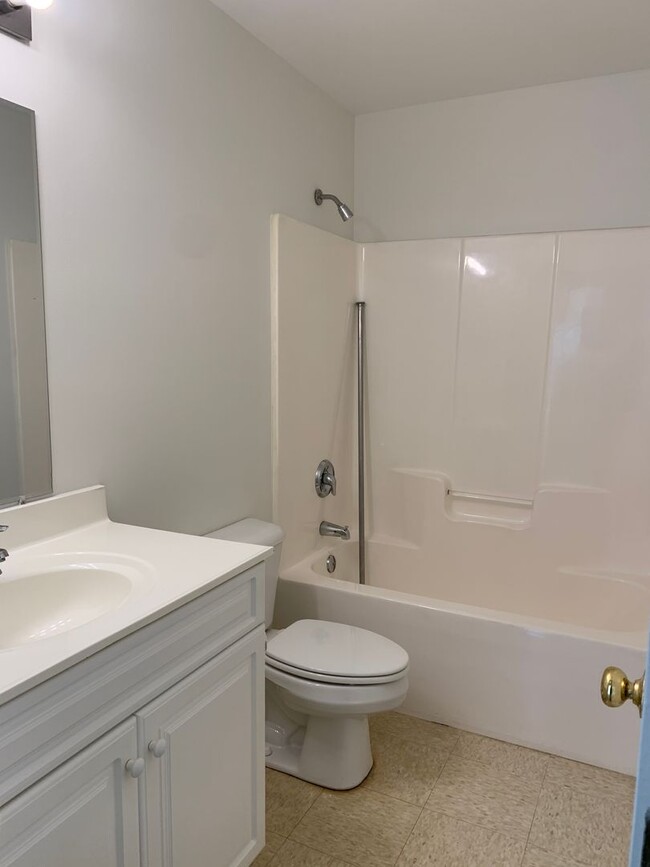 Building Photo - 1/2 OFF FIRST MONTHS RENT! 3 Bedroom 2 Bat...