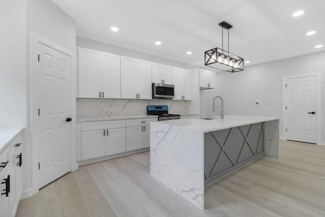 Building Photo - 611 Bridgeview Dr