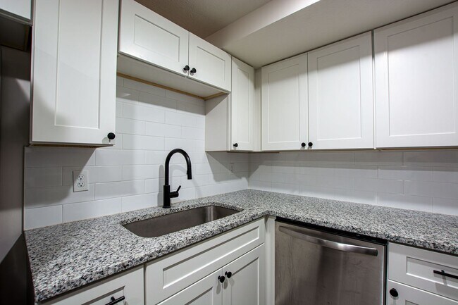 Building Photo - 116-118 N 32nd Avenue