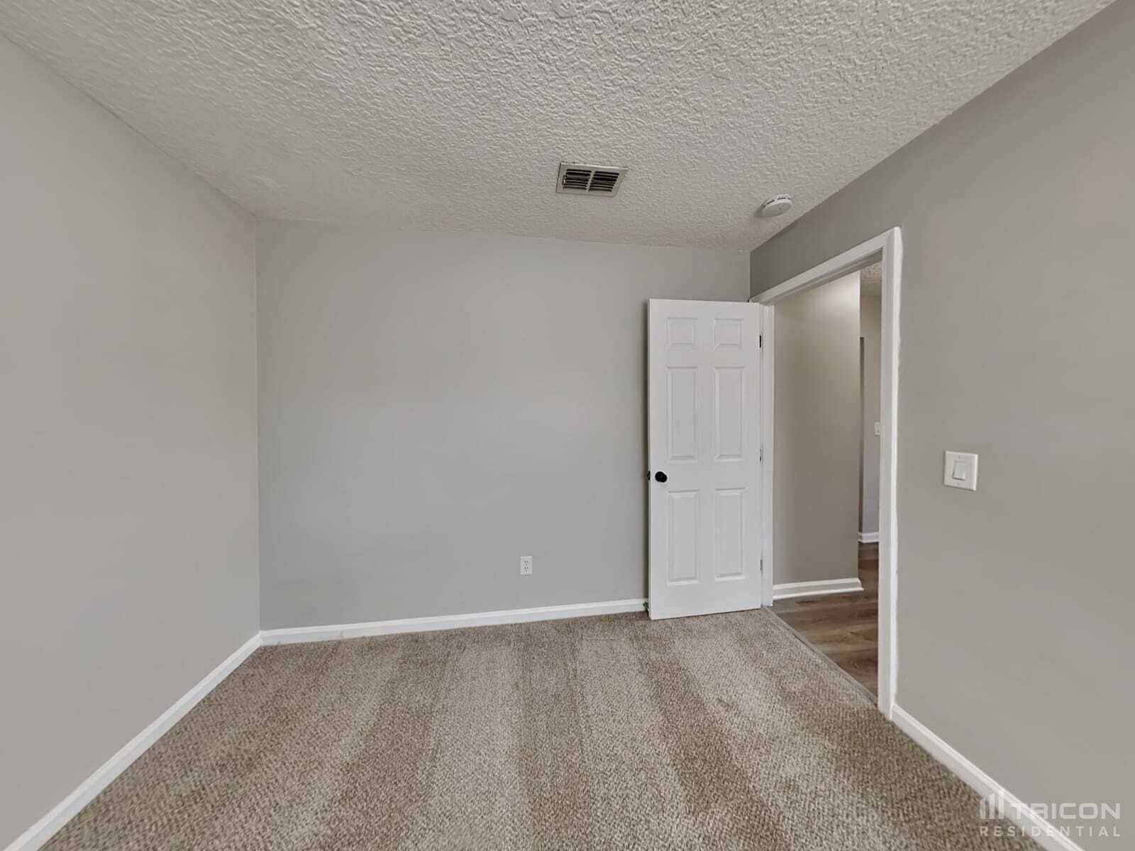 Building Photo - 13131 Leatherleaf Dr S