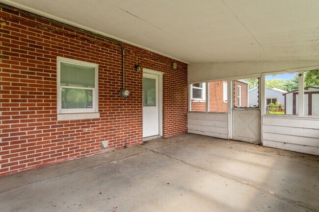 Building Photo - 1090 Rita Dr