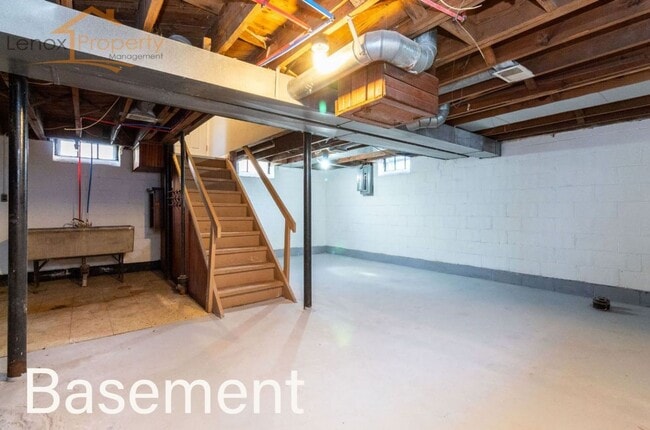 Building Photo - Beautiful 3 bedroom home in Dearborn