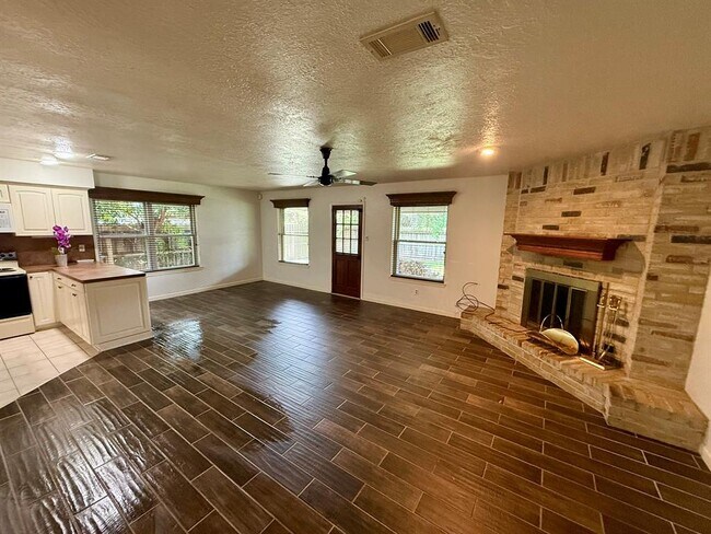 Building Photo - 9407 Pinole Ln