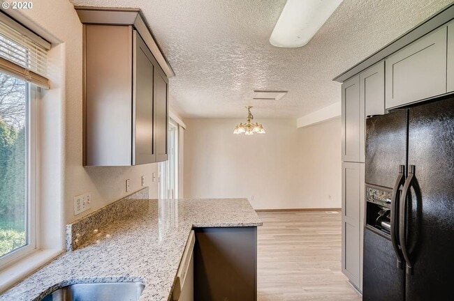 Building Photo - 4 Bedrooms House for Rent