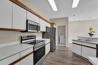 Building Photo - 1224 Sussex St