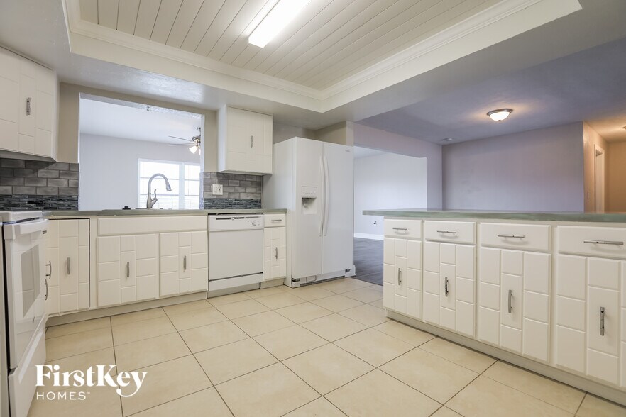 Building Photo - 63 Rotonda Cir