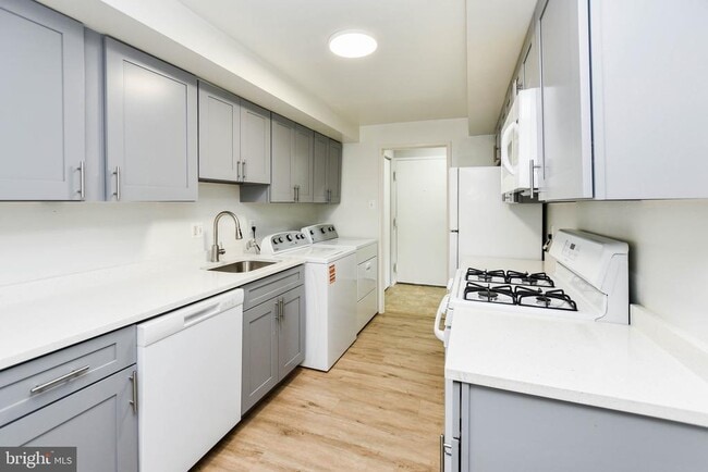 Building Photo - 10245 Prince Pl
