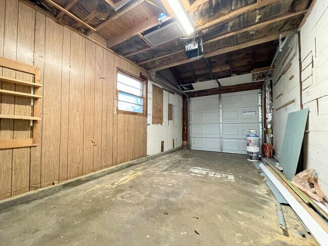 Building Photo - 1019 College Ln
