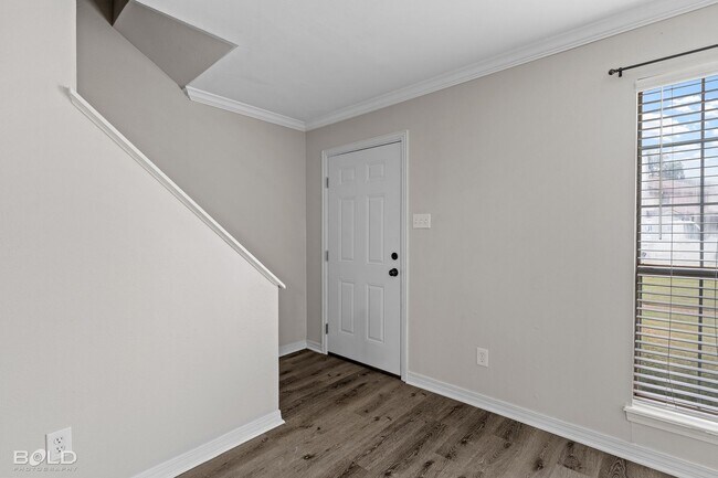 Building Photo - 3 bed 2 bath Town House