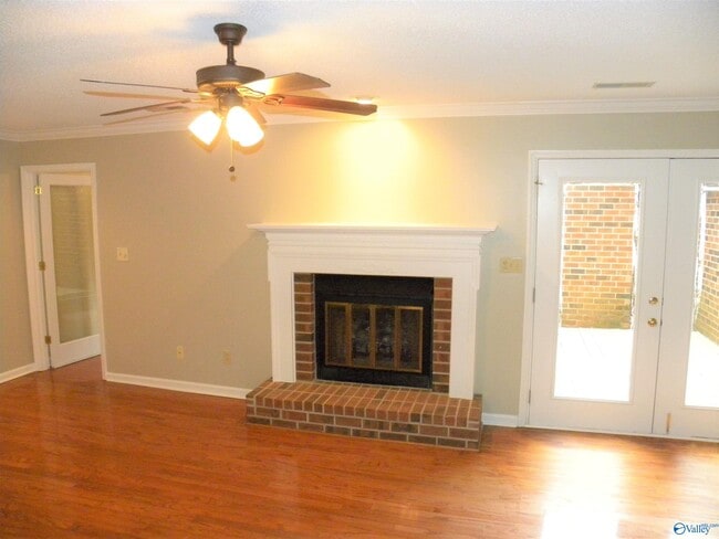 Building Photo - 102 W Lake Cir