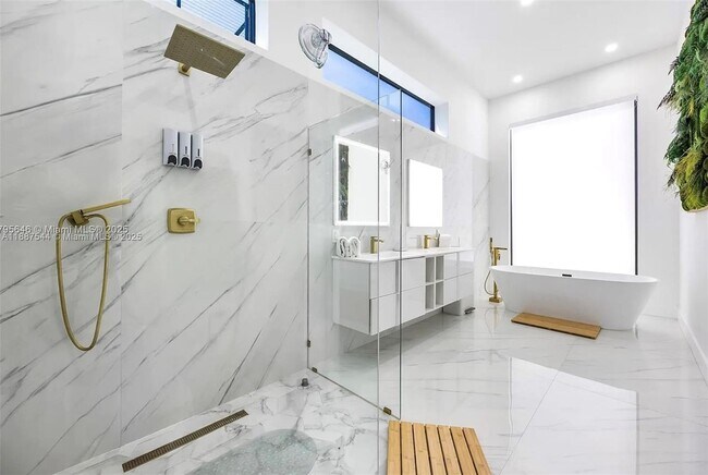 Building Photo - 2225 NE 19th St