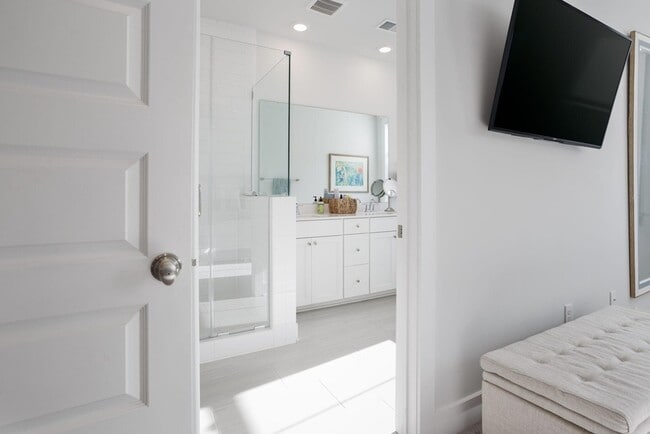 Building Photo - 1515 Martel St