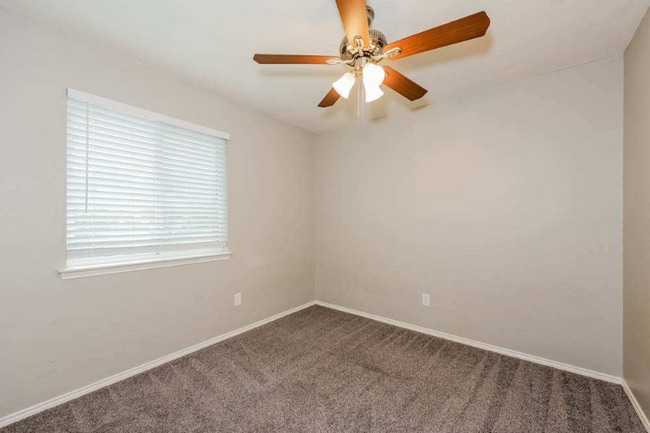 Building Photo - 609 Nightshade Dr