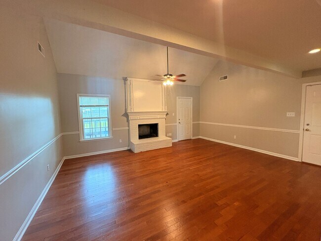 Building Photo - Spacious Home Freshly Painted and New Carpeted! Fully Fenced in Back Yard.