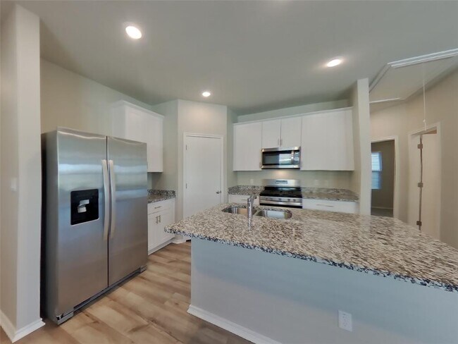 Building Photo - 5300 Saddle Clb Dr