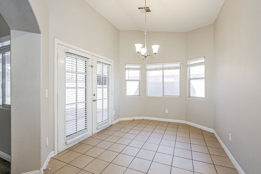 Building Photo - 504 Stonehurst Dr
