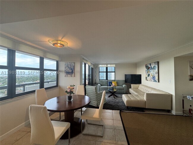 Building Photo - 2555 Collins Ave