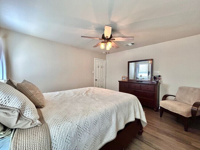 Building Photo - 3BR/2BA Home with Front Porch, Covered Dec...