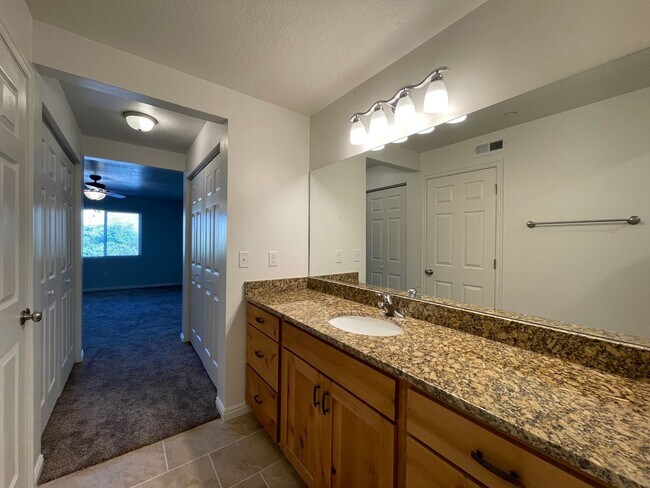 Building Photo - Remodeled 2 Bedroom 2 Bathroom Condo Near BYU