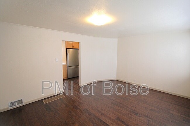 Building Photo - 2113 E Oak St