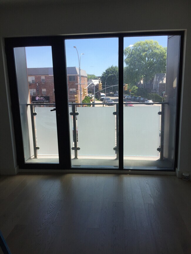 Balcony - 6298 Woodhaven Blvd