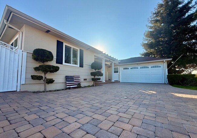 Building Photo - Beautifully updated 3bed/2bath Single-Leve...