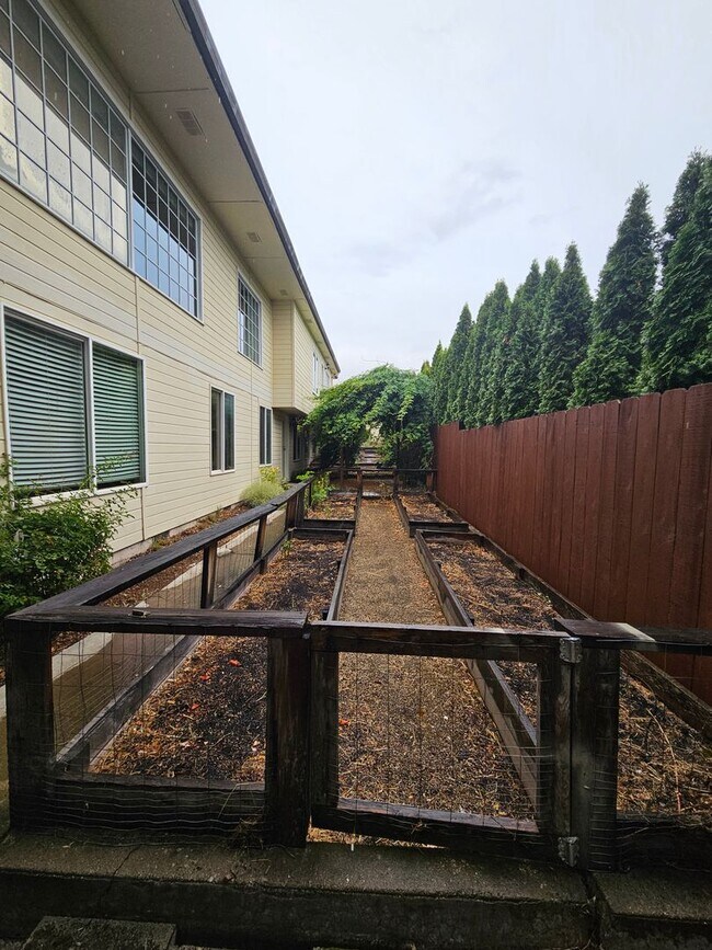 Building Photo - 2982 Rosedale Terrace