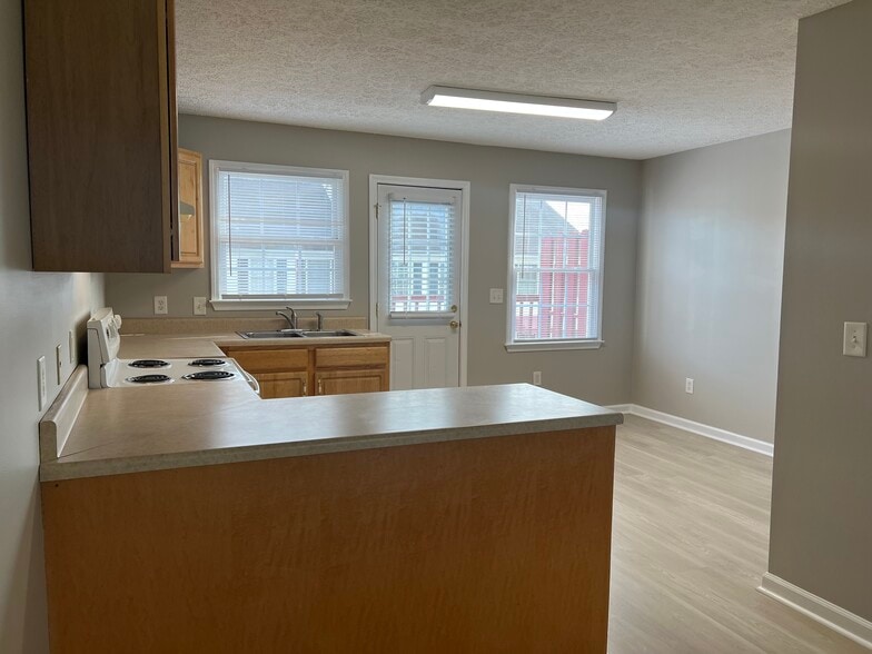 Building Photo - 577 Beaverview Dr