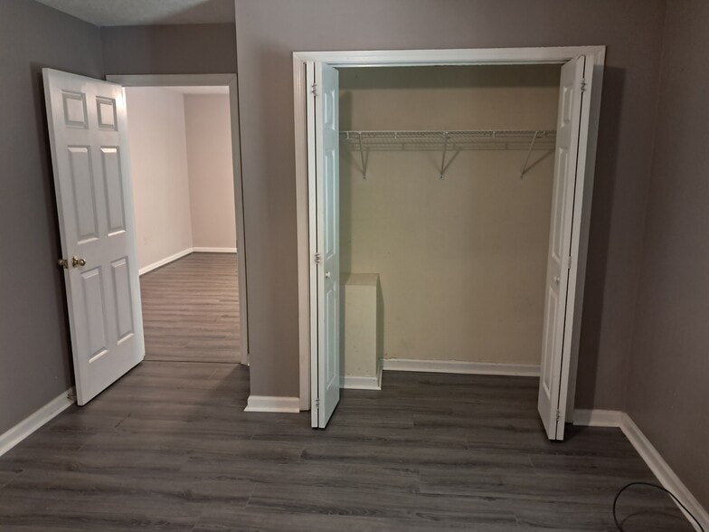 Building Photo - 121 Oak Dr