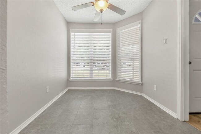 Building Photo - 804 Val Verde Dr