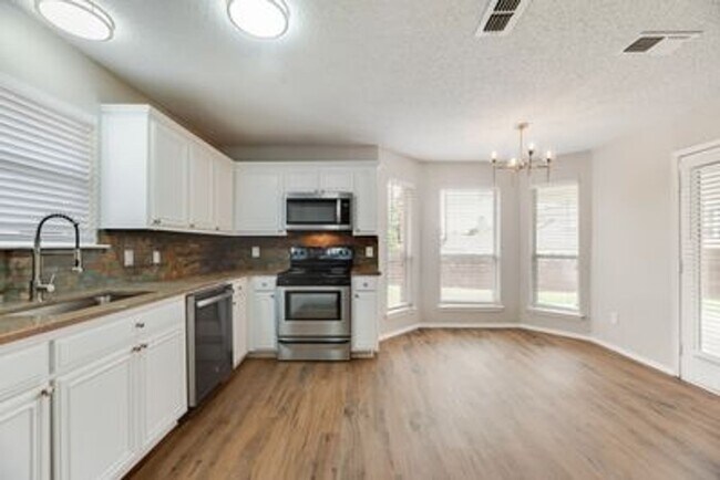 Building Photo - Beautiful newly redone single story home i...