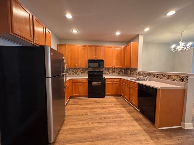 Building Photo - 2BR 2.5BA Townhome with Screened Porch