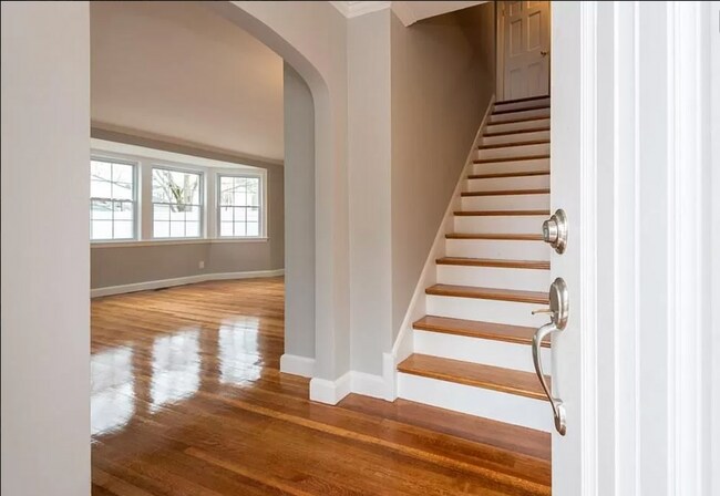 Building Photo - 3 Bed Home with a Yard and Garage! Available for July!