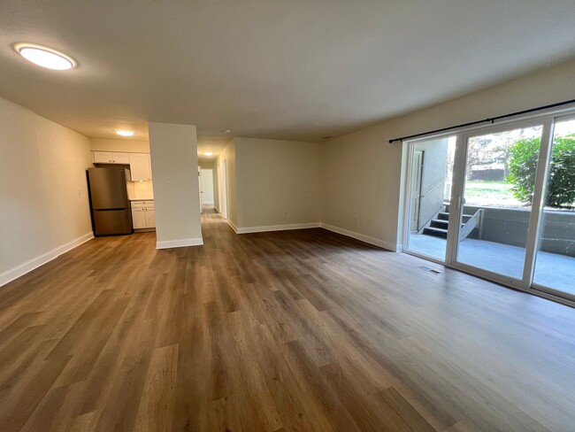Building Photo - Fully Renovated 3 Bedroom 2 Bathroom Apart...