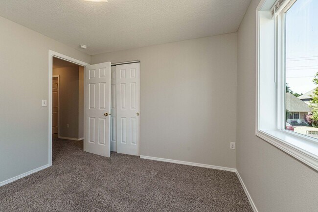 Building Photo - Your Next Home Awaits! 4BR/2.5BA with Fenc...