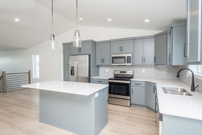 Building Photo - 4 Bed 3 Bath Single Family Home