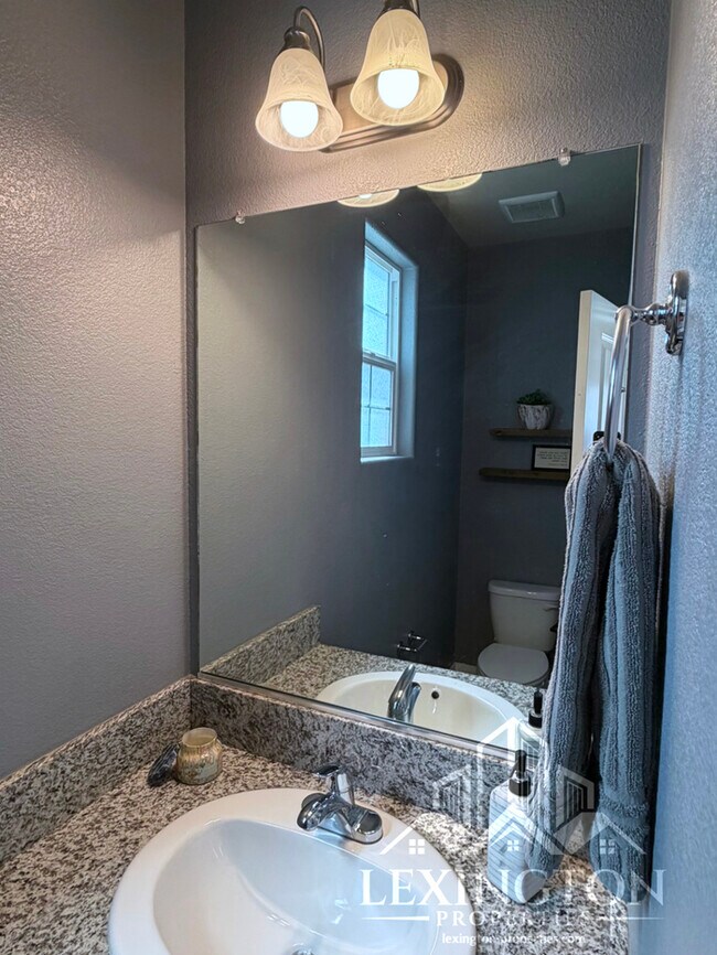 Building Photo - Modern Roseville Living – 3 Bed | 2.5 Bath |