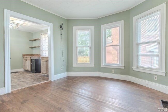 Building Photo - 363 Brainard St