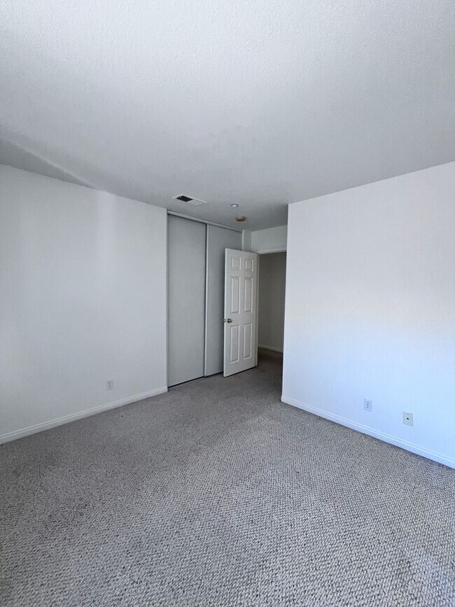 Building Photo - 11811 Columbia Ct