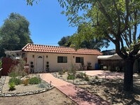 Building Photo - Walking distance to downtown! Beautifully furnished