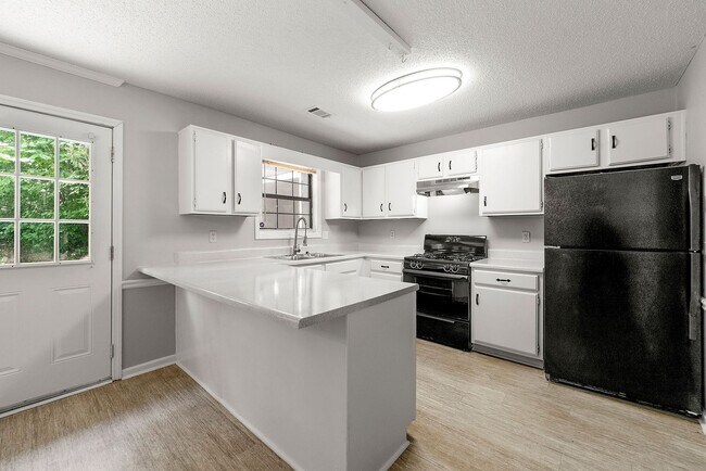 Building Photo - Renovated Modern 2BR Townhome in Prime Kennesaw Location